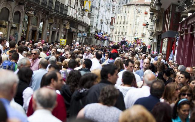 Personas caminando por el centro de Vitoria
