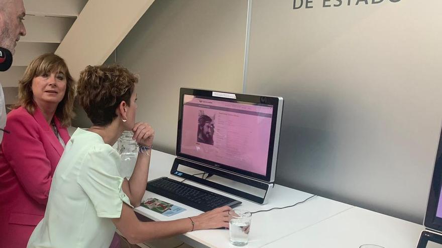 Cigudosa, Ollo y Chivite consultan la ficha del navarro asesinado.