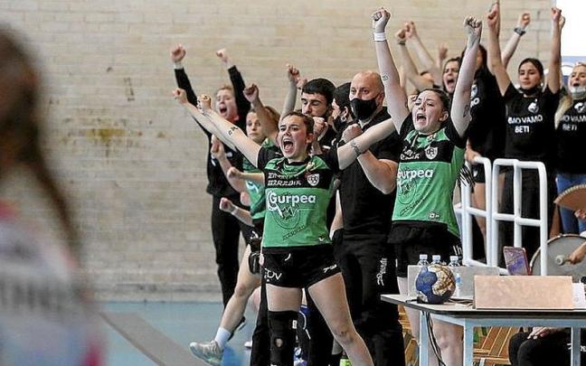 Celebraci&oacute;n del banquillo del Gurpea Beti Onak. | FOTO: JAVIER BERGASA