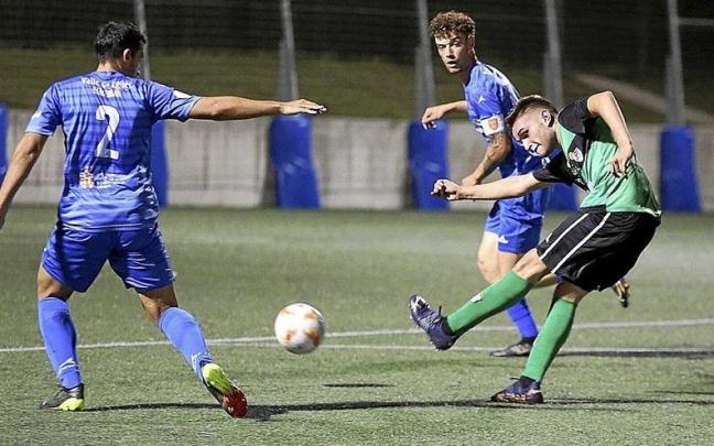 Un jugador del Beti Onak dispara ante Marc C&iacute;a y Hasier Iriarte. | FOTO: DIARIO DE NOTICIAS