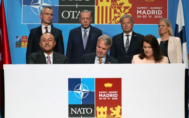 Turquía firma un acuerdo con Suecia y Finlandia para levantar el veto a su adhesión a la OTAN. Turquía firma un acuerdo con Suecia y Finlandia para levantar el veto a su adhesión a la OTAN.