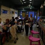 Interior de un local hostelero donde fueron apagadas las luces.