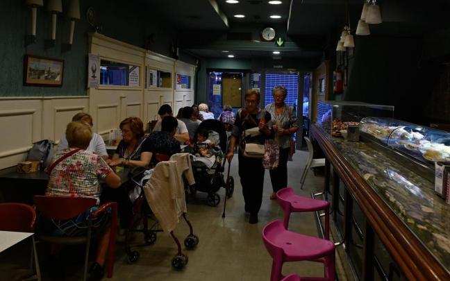 Interior de un local hostelero donde fueron apagadas las luces.