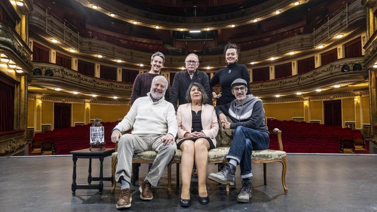 De pie, de izquierda a derecha, Pablo Salaberri, Manolo Almagro y Virginia Cervera; sentados, Julio Alonso, Maritza Núñez y Patxi Larrea.