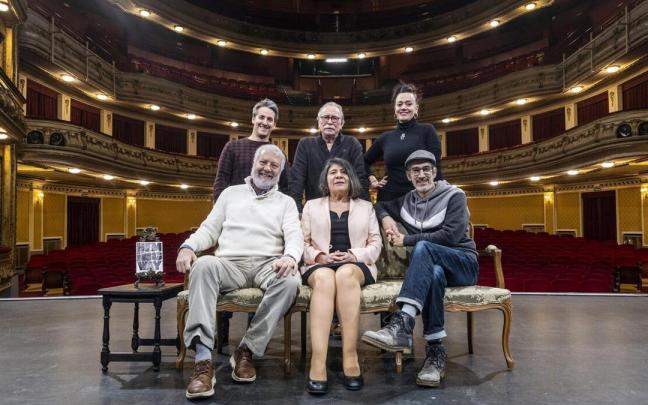 De pie, de izquierda a derecha, Pablo Salaberri, Manolo Almagro y Virginia Cervera; sentados, Julio Alonso, Maritza Núñez y Patxi Larrea. De pie, de izquierda a derecha, Pablo Salaberri, Manolo Almagro y Virginia Cervera; sentados, Julio Alonso, Maritza Núñez y Patxi Larrea.