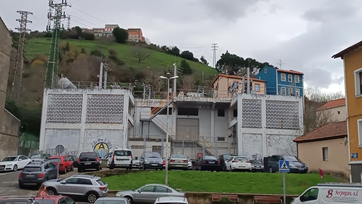 La subestación eléctrica es todo un clásico del paisaje de la parte baja del barrio de Las Viñas.