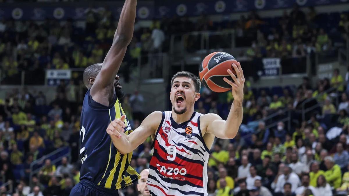 Marinkovic intenta anotar ante la oposición del exbaskonista Jekiri durante la victoria conseguida ante el Fenerbahce