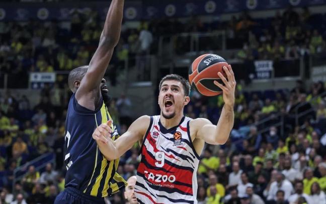 Marinkovic intenta anotar ante la oposición del exbaskonista Jekiri durante la victoria conseguida ante el Fenerbahce