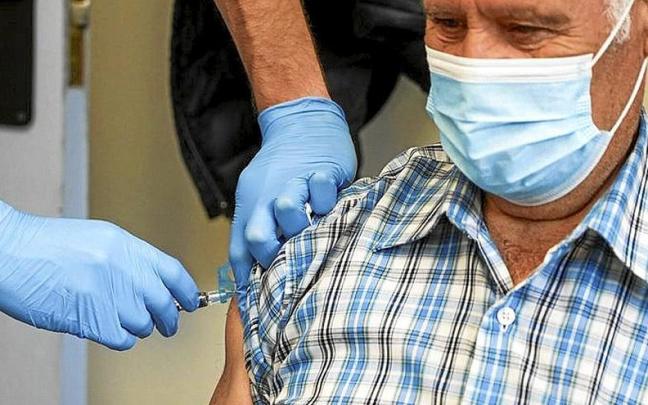 Un hombre recibe la segunda dosis de refuerzo. Un hombre recibe la segunda dosis de refuerzo.