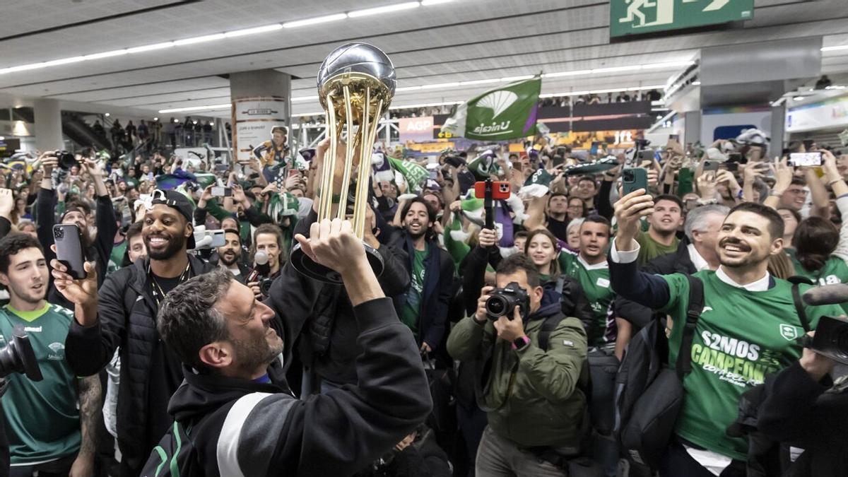 Ibon Navarro levanta el trofeo de campeón a la llegada del Unicaja al aeropuerto de Málaga