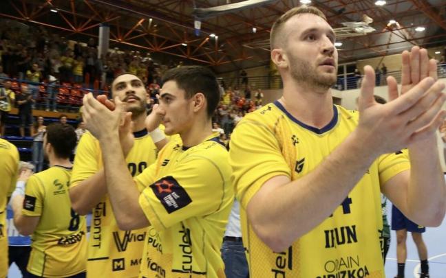 Los jugadores del Bidasoa Irun agradecen el apoyo de Artaleku tras el choque ante el Aguas Santas.