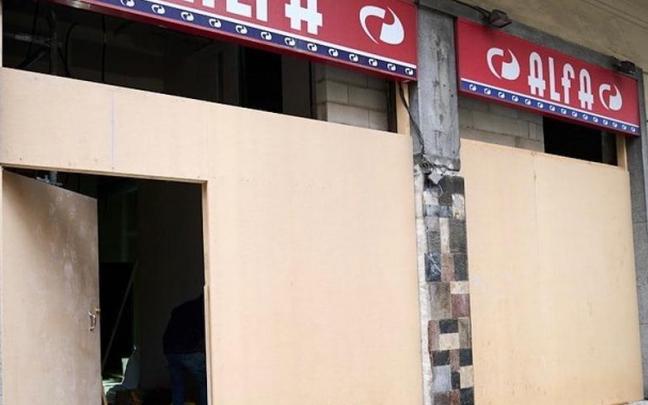 Fachada del antiguo local de Alfa, en la avenida de Zaragoza, 10, ahora en obras, donde se instalará el resturante Kabo en enero.