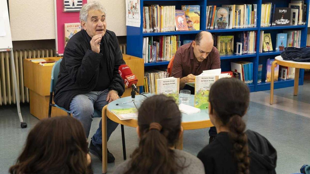 Bernardo Atxaga y Mikel Valverde en la Casa de Cultura Ignacio Aldecoa
