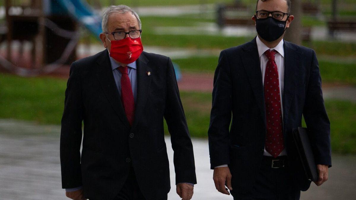 Luis Sabalza, acompañado del abogado Luis Sarrato, a su llegada al Palacio de Justicia para un juicio por delitos de Hacienda.