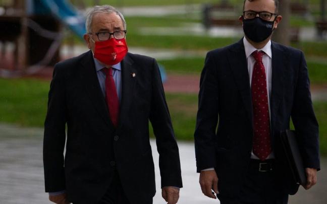 Luis Sabalza, acompañado del abogado Luis Sarrato, a su llegada al Palacio de Justicia para un juicio por delitos de Hacienda.