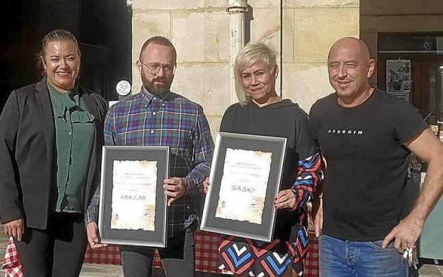 Bidezarreko eta Saskiko ordezkariak, diplomekin. | ARGAZKIA: A.Z. Bidezarreko eta Saskiko ordezkariak, diplomekin. | ARGAZKIA: A.Z.