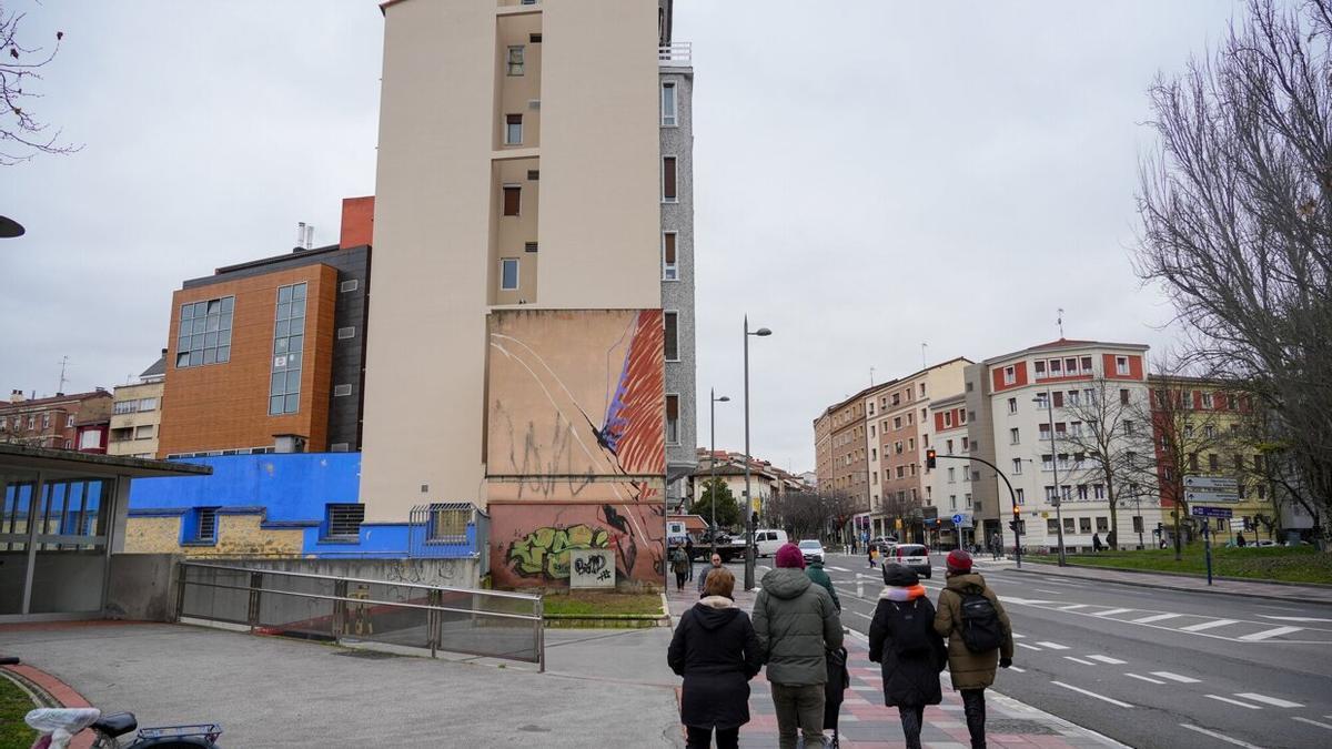 Exterior del edificio en la actualidad en el que apenas quedan restos del mural