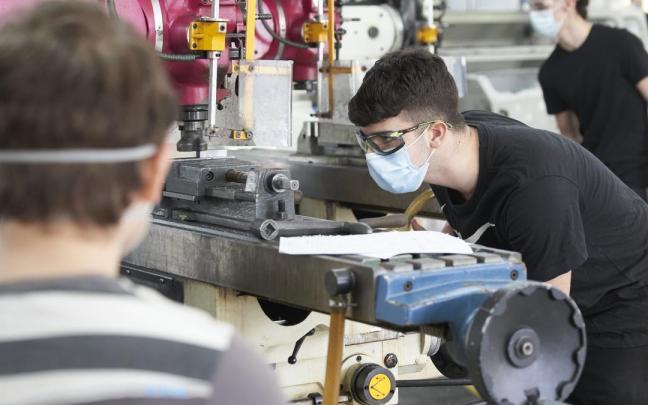 Jóvenes estudiantes en un centro de FP. Jóvenes estudiantes en un centro de FP.