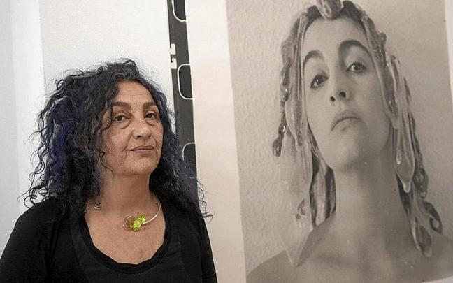 Quincoces posando con una obra de su exposición en Zas.