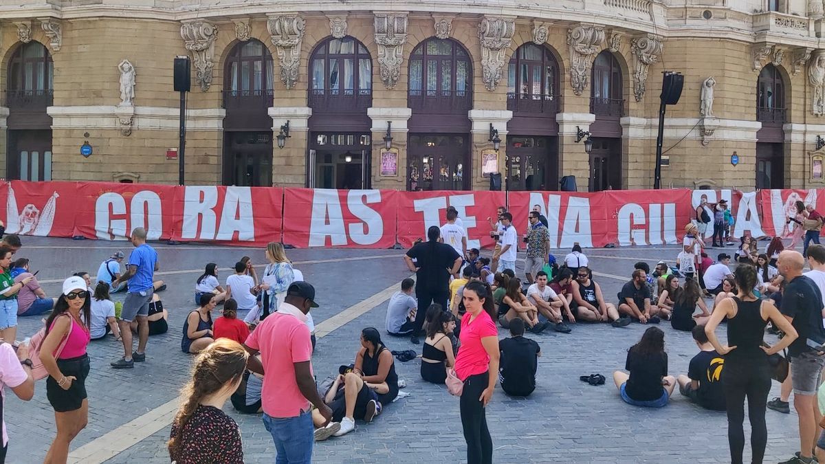 La Plaza del Teatro Arriaga comeinza a llenarse a la espera del pregón y del txupin.