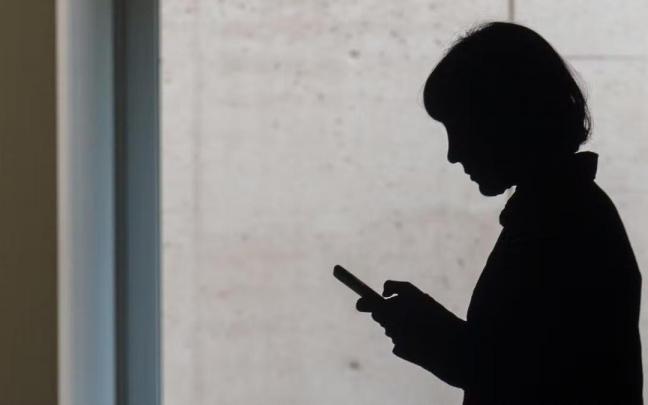Una mujer revisa su teléfono móvil. Una mujer revisa su teléfono móvil.