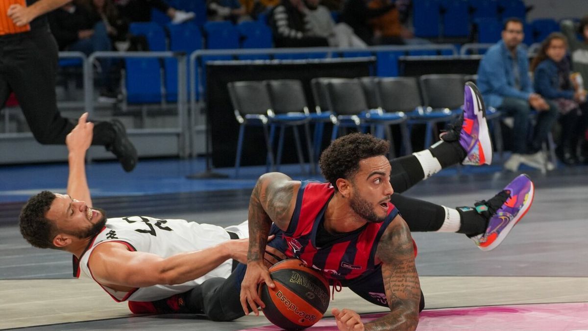 Howard controla el balón desde el suelo