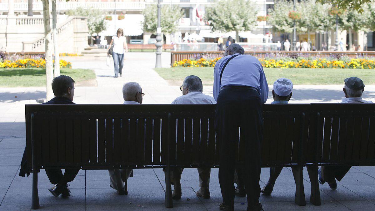 Personas mayores, sentadas en un banco de la plaza del Castillo