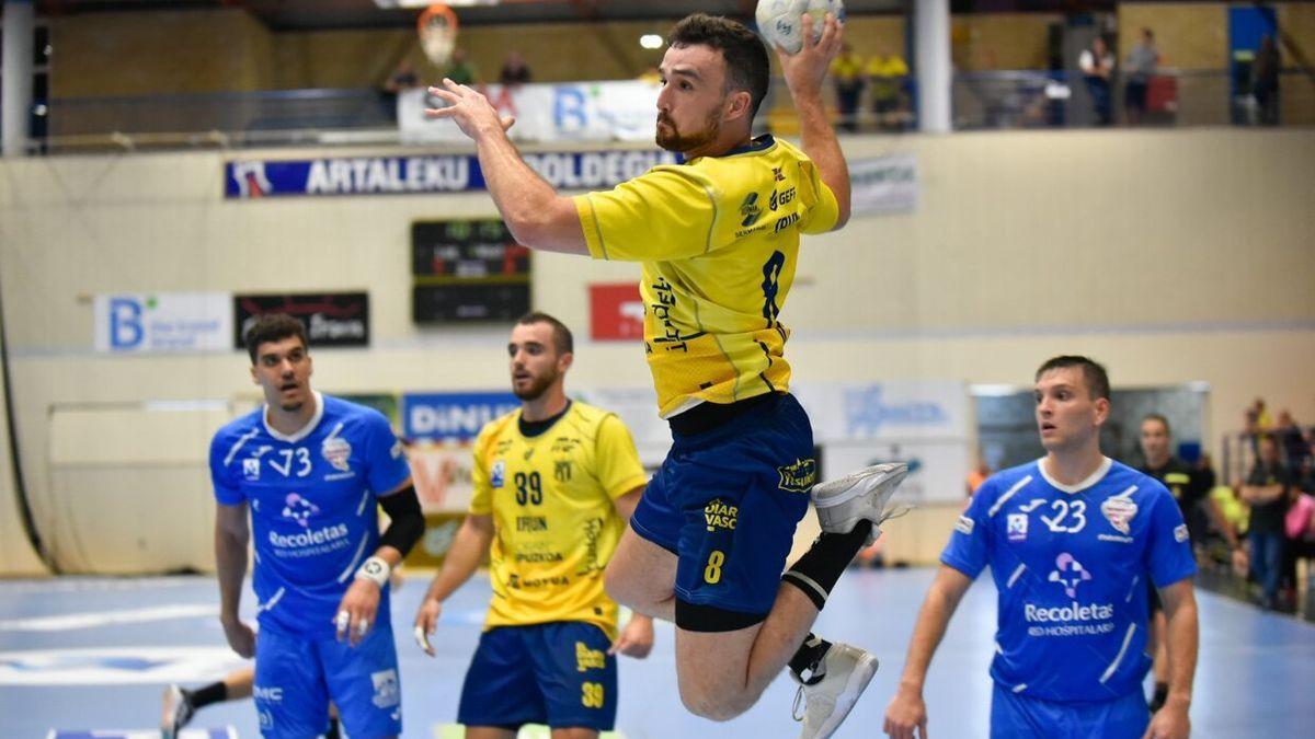 Mikel Zabala, del Bidasoa, se dispone a lanzar en el partido disputado ante el Valladolid en Artaleku.