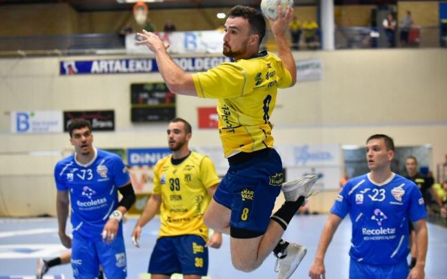 Mikel Zabala, del Bidasoa, se dispone a lanzar en el partido disputado ante el Valladolid en Artaleku.