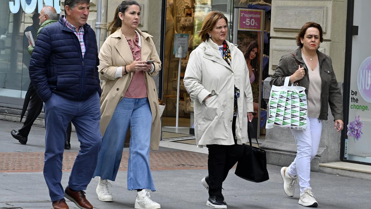 Varias mujeres pasean por las calles de Bilbao