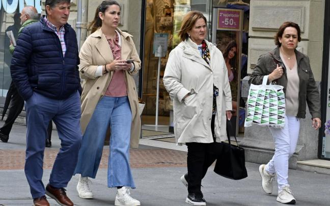Varias mujeres pasean por las calles de Bilbao