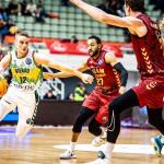 Ludde Hakanson, defendido por Sadiel Rojas y Artem Pustovyi en Murcia.