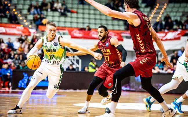 Ludde Hakanson, defendido por Sadiel Rojas y Artem Pustovyi en Murcia.