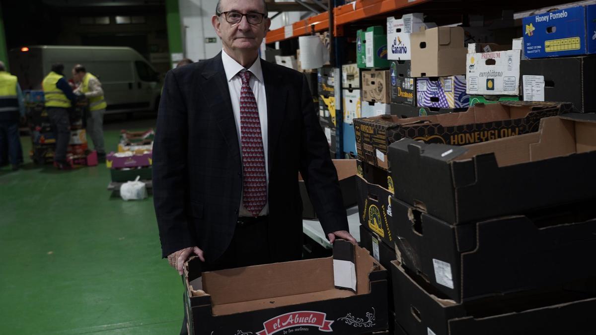 Luis Crovetto, presidente del Banco de Alimentos de Bizkaia, trabajando este miércoles en la central de Basauri