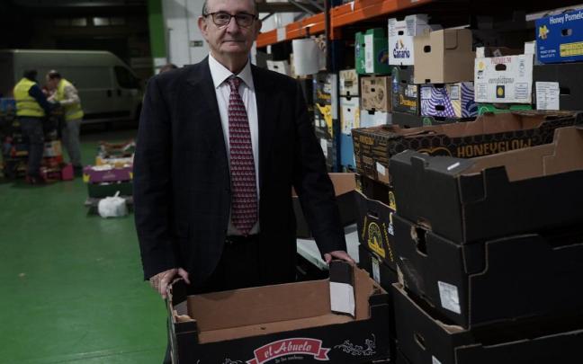 Luis Crovetto, presidente del Banco de Alimentos de Bizkaia, trabajando este miércoles en la central de Basauri Luis Crovetto, presidente del Banco de Alimentos de Bizkaia, trabajando este miércoles en la central de Basauri