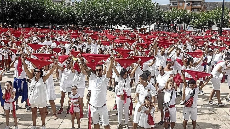 Pañuelos en alto, mientras sonó el himno de navarra en la plaza del Ayuntamiento.