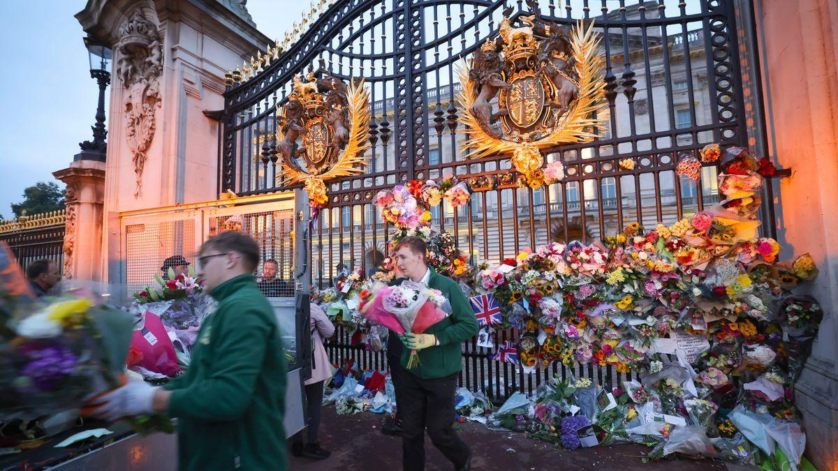 Los ramos de flores y los mensajes de pésame en recuerdo a Isabel II se amontonan en el Palacio de Buckingham.