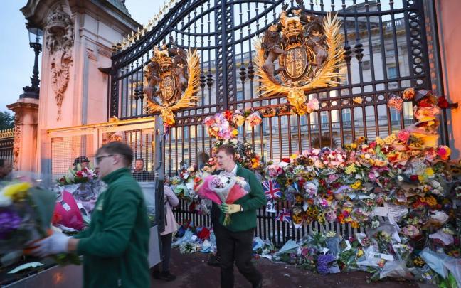 Los ramos de flores y los mensajes de p&eacute;same en recuerdo a Isabel II se amontonan en el Palacio de Buckingham.