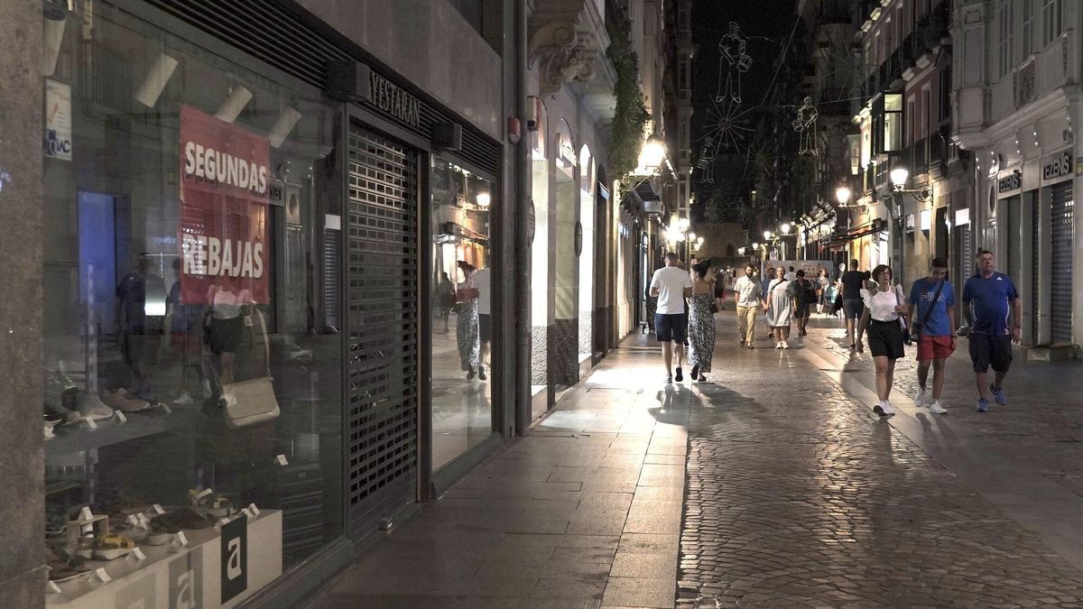 En la calle Correo del Casco Viejo apenas media docena de comercios mantienen las luces encendidas