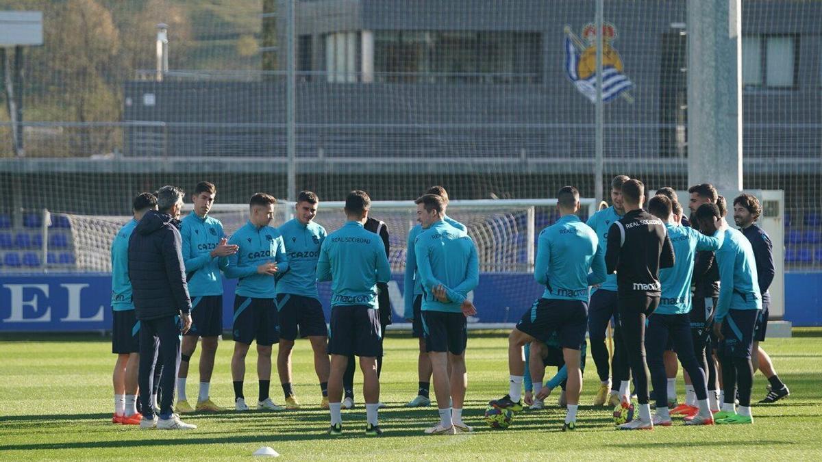 Imanol se dirige a sus jugadores en el entrenamiento que tuvo lugar ayer en las instalaciones de Zubieta.