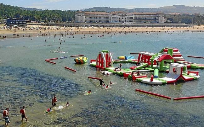 Los juegos hinchables de Gorliz se instalan en el espig&oacute;n de Astondo.