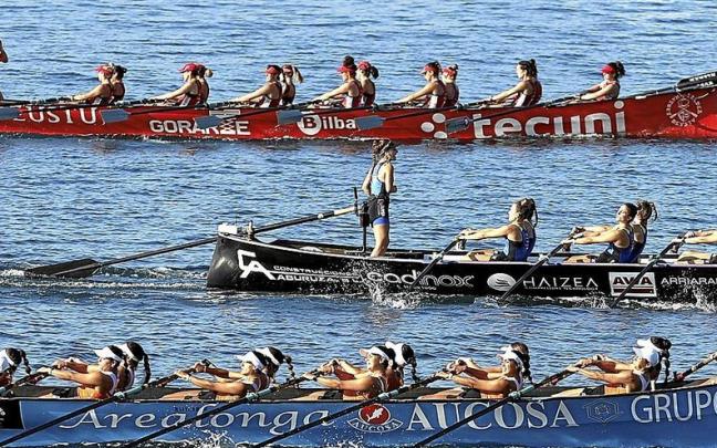 Las embarcaciones femeninas buscar&aacute;n el jueves un billete para la Bandera de La Concha.