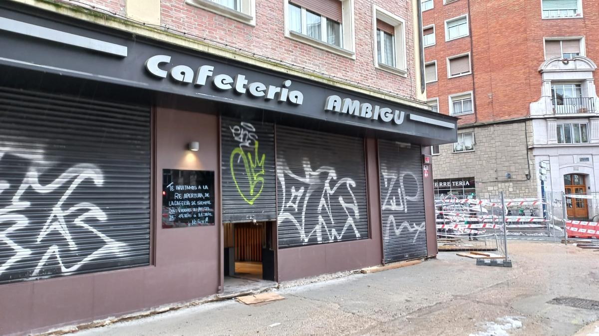 Expectación en Vitoria ante la reapertura del histórico bar