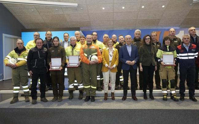 Elixabete Etxanobe, Amaia Antxustegi eta Josu Erkoreka dispotiboen ordezkariekin.