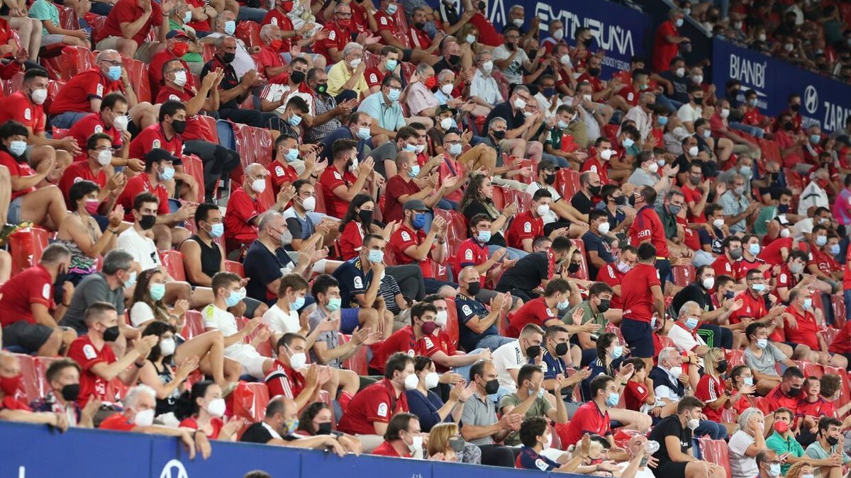Aficionados rojillos en la grada de El Sadar.