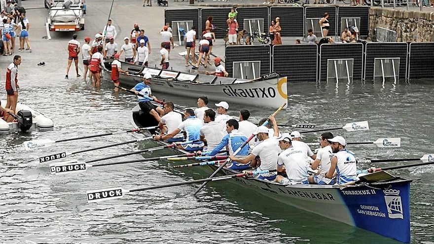 Lekittarra sale del agua, mientras Donostiarra entra para dirigirse a remar, en la tarde de ayer.