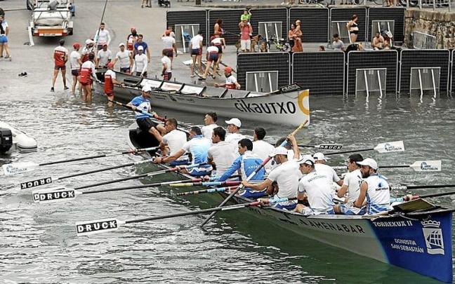 Lekittarra sale del agua, mientras Donostiarra entra para dirigirse a remar, en la tarde de ayer.