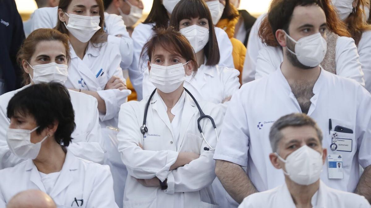 Concentración de los jefes de servicio de la OSI Donostialdea celebrada este lunes en San Sebastián para exigir el cumplimiento de sus reivindicaciones a la dirección de Osakidetza .