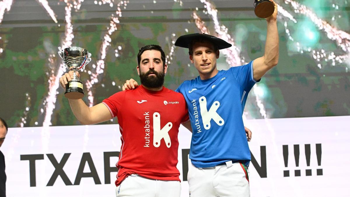 Ibai Pérez y Dan Necol, en el podio del Campeonato Individual de pala profesional.