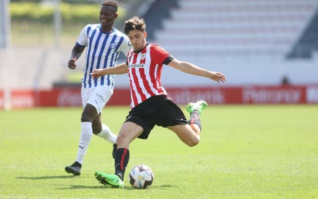 Alex Petxarroman en el amistoso ante Alaves en Lezama.